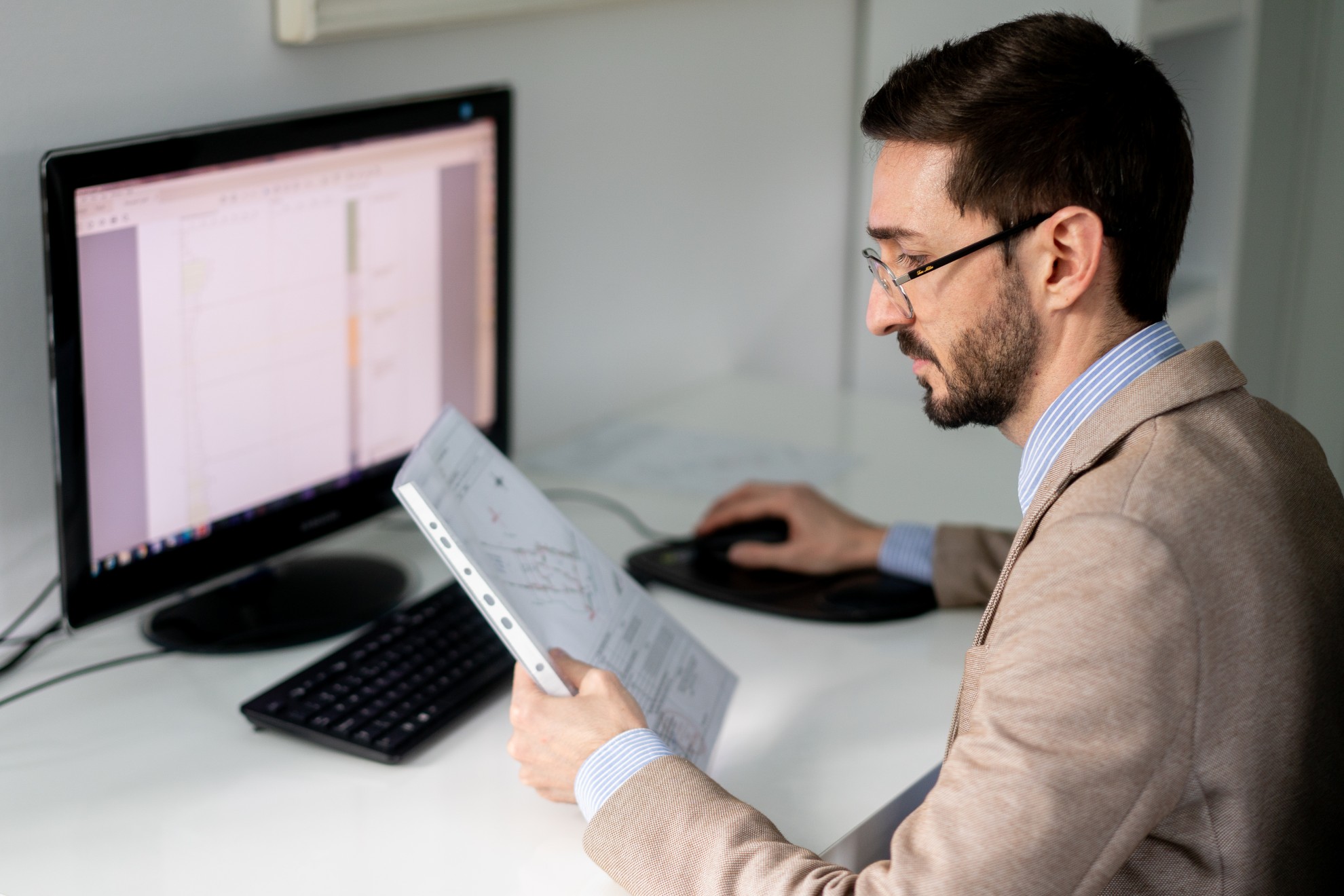 Topograf și inginer care analizează planurile topografice la birou