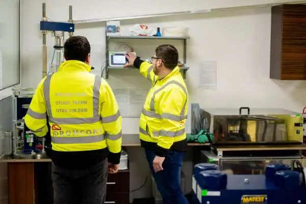 Echipă Dromcons realizând foraje geotehnice și prelevare probe