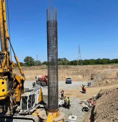 Șantier cu utilaje de foraj geotehnic