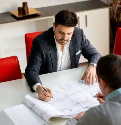 Consultant tehnic Dromcons discutând detalii de execuție pe șantier