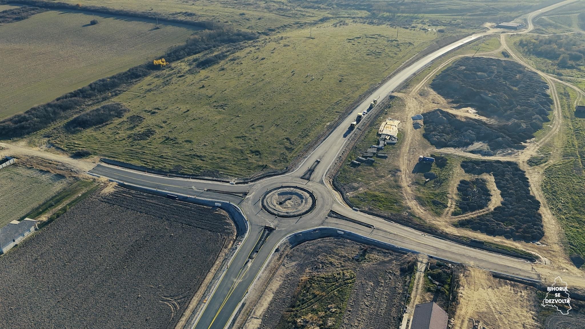 Echipă Dromcons realizând studii topografice pentru drumuri și poduri